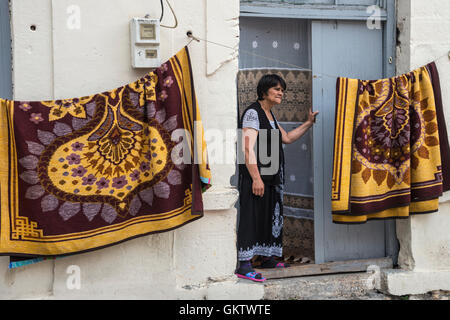 Des couvertures de séchage dans le vieux quartier de Korca, sud-est de l'Albanie. Banque D'Images