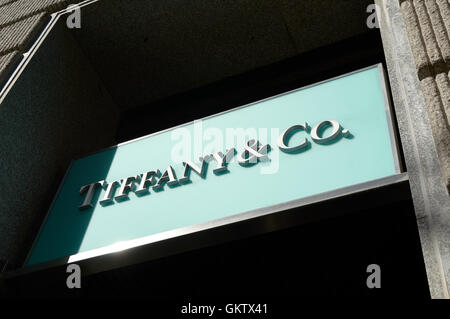 Tiffany & Co boutique sign sur le Passeig de Gràcia, Barcelone, Espagne Banque D'Images