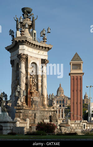 Monuments de la Plaza de España, Barcelone, Espagne. Fontaine de Josep Maria Jujol au premier plan. Banque D'Images