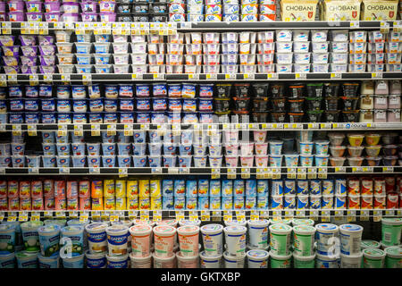 Les contenants de diverses marques de yogourt dans un supermarché de suralimentation dans New York le samedi, 13 août, 2016. (© Richard B. Levine) Banque D'Images