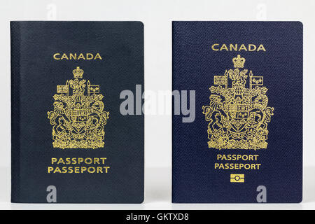Close up de deux passeports canadiens, le plus délivré avant juillet 2013 et le nouveau passeport électronique émise en novembre 2014. Banque D'Images