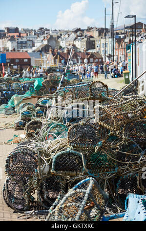 Une pile de la nasse du homard ou des casiers à homard sur le quai dans le port de Scarborough. Peut également être classés comme des casiers à crabe Banque D'Images