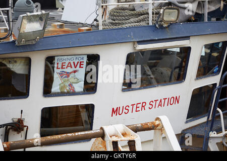 Chalutier de pêche pont avec poster soutenant la campagne de quitter l'UE ou Brexit Banque D'Images