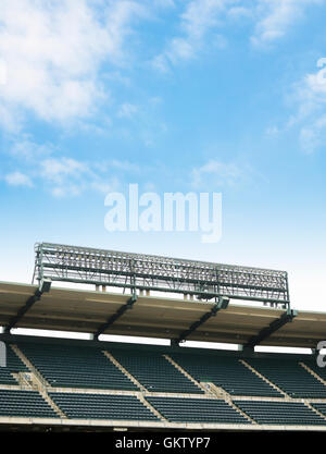 Stade vide sur un ciel bleu. Banque D'Images