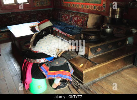 Dame tibétaine locale traditionnelle soupe de cuisson à Jiuzhaigou Chine village Banque D'Images