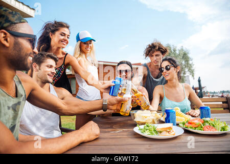 Teenage happy friends having picnic party outdoors Banque D'Images