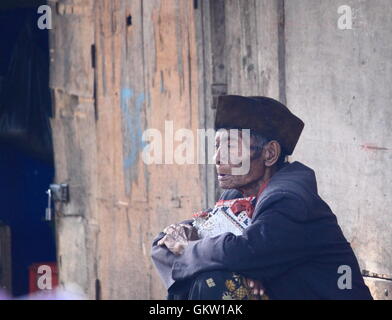 Un homme repose au marché local à Bajawa Flores en Indonésie. Banque D'Images