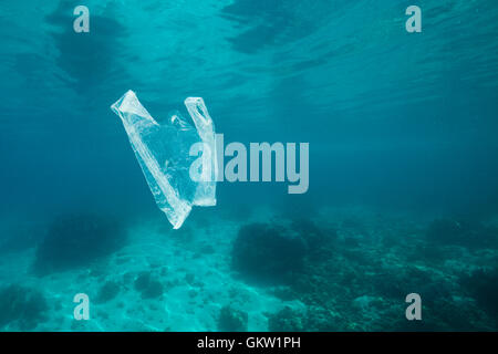 Sac en plastique à la dérive dans l'océan, Ambon, Moluques, Indonésie Banque D'Images