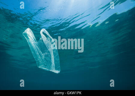 Sac en plastique à la dérive dans l'océan, Ambon, Moluques, Indonésie Banque D'Images