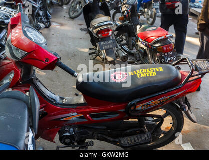 Manchester United crête sur un siège moto garée dans le marché de Jade, Mandalay, Myanmar (Birmanie) Banque D'Images