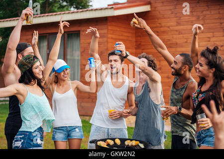 Groupe de cheerful young friends having fun outdoors Banque D'Images