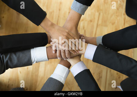 Des entrepreneurs en fonction de mettre leur main empiler, collègues tas de la main - Le travail d'équipe, l'unité, succès collaborati Banque D'Images