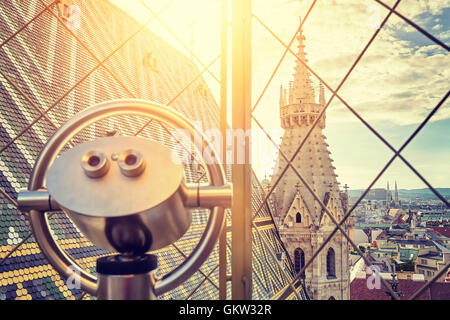 Tons Vintage jumelles touristiques sur Vienne au coucher du soleil, vue depuis la tour nord de la cathédrale Saint-Étienne. Banque D'Images