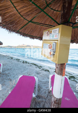 Coffre-fort sur un parasol sur la plage d'Alcudia Majorque Mallorca Banque D'Images