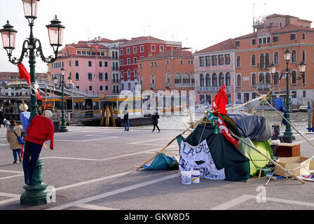 La gare de Venise : 60e jour de sit-in pour les travailleurs employés de Trenitalia sur dispositif allumé. Trenitalia a réduit de moitié les trains de nuit sur le territoire italien, et supprimé les trains de nuit à Nice, Monaco et de Vienne par le licenciement de 1000 travailleurs. Banque D'Images