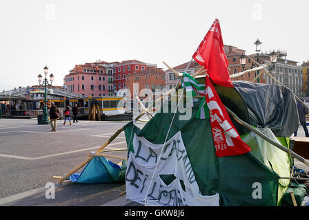 La gare de Venise : 60e jour de sit-in pour les travailleurs employés de Trenitalia sur dispositif allumé. Trenitalia a réduit de moitié les trains de nuit sur le territoire italien, et supprimé les trains de nuit à Nice, Monaco et de Vienne par le licenciement de 1000 travailleurs. Banque D'Images