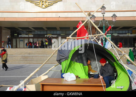 La gare de Venise : 60e jour de sit-in pour les travailleurs employés de Trenitalia sur dispositif allumé. Trenitalia a réduit de moitié les trains de nuit sur le territoire italien, et supprimé les trains de nuit à Nice, Monaco et de Vienne par le licenciement de 1000 travailleurs. Banque D'Images