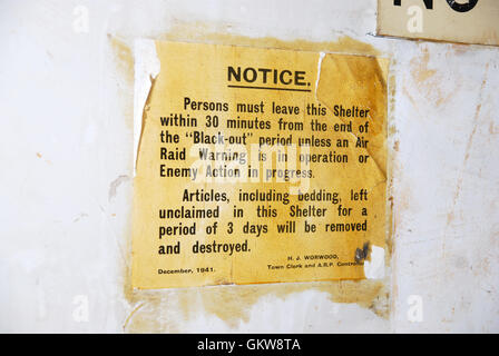 World War 2 3585 numéro de l'affiche raid aérien Banque D'Images