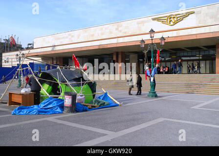 La gare de Venise : 60e jour de sit-in pour les travailleurs employés de Trenitalia sur dispositif allumé. Trenitalia a réduit de moitié les trains de nuit sur le territoire italien, et supprimé les trains de nuit à Nice, Monaco et de Vienne par le licenciement de 1000 travailleurs. Banque D'Images