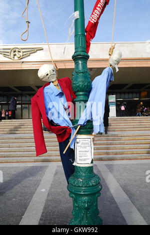 La gare de Venise : 60e jour de sit-in pour les travailleurs employés de Trenitalia sur dispositif allumé. Trenitalia a réduit de moitié les trains de nuit sur le territoire italien, et supprimé les trains de nuit à Nice, Monaco et de Vienne par le licenciement de 1000 travailleurs. Banque D'Images