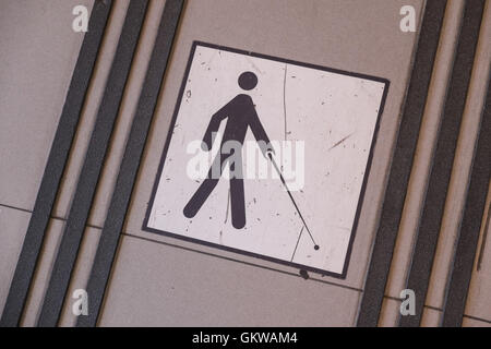 Marquage au sol sur le plancher d'aide aux aveugles, malvoyants à Perpignan gare centrale principale, au sud de la France. Banque D'Images