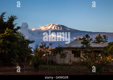 Vue du mont Kilimandjaro de la petite ville de Moshi, Tanzanie Banque D'Images