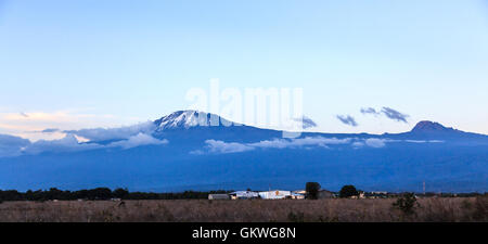 Vue du mont Kilimandjaro de la petite ville de Moshi, Tanzanie Banque D'Images