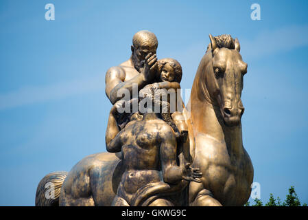 WASHINGTON, DC, États-Unis — la sculpture sacrifice de Leo Friedlander se trouve à l'angle nord-est du pont commémoratif d'Arlington, près du Lincoln Memorial. Créée dans le cadre du groupe sculptural Arts of War et installée en 1951, cette œuvre monumentale en bronze est l’une des quatre sculptures marquant l’approche cérémonielle du pont. Banque D'Images