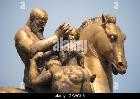 WASHINGTON, DC, États-Unis — la sculpture sacrifice de Leo Friedlander se trouve à l'angle nord-est du pont commémoratif d'Arlington, près du Lincoln Memorial. Créée dans le cadre du groupe sculptural Arts of War et installée en 1951, cette œuvre monumentale en bronze est l’une des quatre sculptures marquant l’approche cérémonielle du pont. Banque D'Images