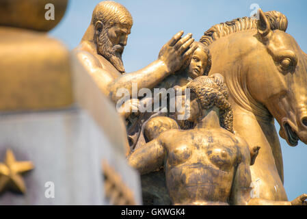 WASHINGTON, DC, États-Unis — la sculpture sacrifice de Leo Friedlander se trouve à l'angle nord-est du pont commémoratif d'Arlington, près du Lincoln Memorial. Créée dans le cadre du groupe sculptural Arts of War et installée en 1951, cette œuvre monumentale en bronze est l’une des quatre sculptures marquant l’approche cérémonielle du pont. Banque D'Images