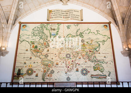 Museu de Marinha carte de l'âge des découvertes Lisbonne Portugal // LISBONNE, Portugal — la carte de l'âge des découvertes au Museu de Marinha (Musée maritime) illustre les explorations maritimes portugaises au cours des XVe et XVIe siècles. En utilisant la projection Mercator, la carte détaille les itinéraires des explorateurs portugais à travers les océans Atlantique, Indien et Pacifique. Au-dessus de la carte, un rouleau affiche un extrait de Canto IV de OS Lusíadas Luís de Camões, poème épique national du Portugal célébrant l'âge de la découverte du pays. L'extrait se lit comme suit : « Assim fomos abrindo aqueles juments / que geração alguma n Banque D'Images