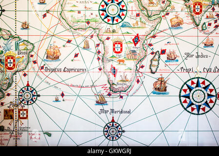 Museu de Marinha Antique Map Lisbonne Portugal // LISBONNE, Portugal — le Museu de Marinha (Musée maritime du Musée de la Marine) se concentre sur l'histoire maritime portugaise. Il présente des expositions sur l'âge de la découverte du Portugal, la marine portugaise, la navigation commerciale et récréative, et, dans une grande annexe, des péniches et des hydravions. Situé dans le quartier de Belem à Lisbonne, il occupe, en partie, une aile du monastère de Jerónimos. Son entrée se fait par une chapelle que Henri le navigateur avait construite comme le lieu où les voyageurs partant prenaient la messe avant de mettre les voiles. Le musée a occupé son espace actuel Banque D'Images