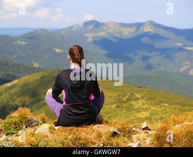 Femme sur le dessus du sommet de montagne méditer ou contempler la nature Banque D'Images