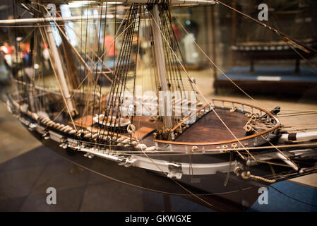 LISBONNE, Portugal — le Museu de Marinha (Musée maritime de la Marine) se concentre sur l'histoire maritime portugaise. Il présente des expositions sur l'âge de la découverte au Portugal, la marine portugaise, la navigation commerciale et récréative et, dans une grande annexe, des barges et des hydravions. Situé dans le quartier Belem de Lisbonne, il occupe, en partie, une aile du monastère Jerónimos. Son entrée se fait par une chapelle que Henry le navigateur avait construite comme l'endroit où les voyageurs au départ ont pris la masse avant de mettre la voile. Le musée occupe son espace actuel depuis 1963. Banque D'Images