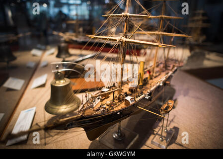 LISBONNE, Portugal — Un modèle à l'échelle de 1:50 du bateau-canon Rio Tamega, un navire à propulsion combinée de 645 tonnes commandé en 1875. Le Museu de Marinha (Musée maritime de la Marine) se concentre sur l'histoire maritime portugaise. Il présente des expositions sur l'âge de la découverte au Portugal, la marine portugaise, la navigation commerciale et récréative et, dans une grande annexe, des barges et des hydravions. Situé dans le quartier Belem de Lisbonne, il occupe, en partie, une aile du monastère Jerónimos. Son entrée se fait par une chapelle que Henry le navigateur avait construite comme l'endroit où les voyageurs au départ ont pris la masse avant Banque D'Images