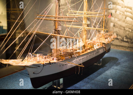 LISBONNE, Portugal — Modèle à l'échelle 1:50 du Sagres, un navire d'entraînement de 3227 tonnes en commission de 1924 à 1962. Le Museu de Marinha (Musée maritime de la Marine) se concentre sur l'histoire maritime portugaise. Il présente des expositions sur l'âge de la découverte au Portugal, la marine portugaise, la navigation commerciale et récréative et, dans une grande annexe, des barges et des hydravions. Situé dans le quartier Belem de Lisbonne, il occupe, en partie, une aile du monastère Jerónimos. Son entrée se fait par une chapelle que Henry le navigateur avait construite comme l'endroit où les voyageurs au départ ont pris la masse avant de commencer Banque D'Images