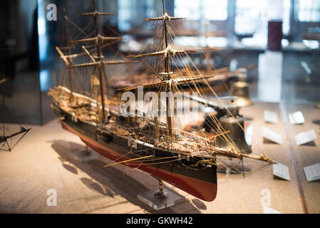 LISBONNE, Portugal — Un modèle à l'échelle de 1:48 de la corvette Afonso de Albuquerque, un navire à propulsion combinée de 1110 tonnes construit en 1884. Elle a été le premier navire portugais construit avec un éclairage électrique et a servi principalement en Angola et au Mozambique avant de retourner à Lisbonne en 1901 et d'être payée en 1909. Le Museu de Marinha (Musée maritime de la Marine) se concentre sur l'histoire maritime portugaise. Il présente des expositions sur l'âge de la découverte au Portugal, la marine portugaise, la navigation commerciale et récréative et, dans une grande annexe, des barges et des hydravions. Situé dans le quartier Belem de Lisbonne, il oc Banque D'Images