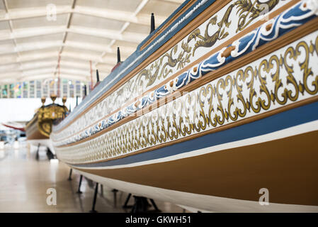 LISBONNE, Portugal — connue sous le nom de Grande Barge, ou Galeota Grande, elle a été construite en 1728 par ordre du roi Jaoa V pour son propre usage. Elle a été habitée par 80 gardes à vue, 1 coxswain et 1 bowman. Le Museu de Marinha (Musée maritime de la Marine) se concentre sur l'histoire maritime portugaise. Il présente des expositions sur l'âge de la découverte au Portugal, la marine portugaise, la navigation commerciale et récréative et, dans une grande annexe, des barges et des hydravions. Situé dans le quartier Belem de Lisbonne, il occupe, en partie, une aile du monastère Jerónimos. Son entrée est par une chapelle que Henry le navigateur avait bui Banque D'Images