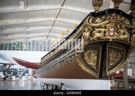 LISBONNE, Portugal — la poupe décorée de la Barge royale (Bergantim Real) a été construite en 1778 par ordre de la reine Maria I, à Lisbonne, pour le trahir du prince Joao, plus tard le roi Joao VI Elle a été habitée par 80 hommes de mer, 1 coxswain et 1 bowman. La dernière fois qu'elle a été en service, elle a transporté la reine Elizabeth II sur le Tage lors de sa visite en 1957. Le Museu de Marinha (Musée maritime de la Marine) se concentre sur l'histoire maritime portugaise. Il présente des expositions sur l'âge de la découverte du Portugal, la marine portugaise, la navigation commerciale et récréative et, dans une grande annexe, les barges et la se Banque D'Images