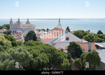 Lisbonne, Portugal - Assis au sommet d'une colline surplombant le centre de Lisbonne, le château São Jorge (ou château de São Jorge ou Saint George Castle) est un château mauresque. Fortifications ont existé sur le site à des milliers d'années, et l'actuelle date de murs distinctif du 14ème siècle. Banque D'Images