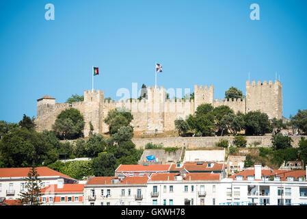 Assis au sommet d'une colline surplombant le centre de Lisbonne, le château São Jorge (ou château de São Jorge ou Saint George Castle) est un château mauresque. Fortifications ont existé sur le site à des milliers d'années, et l'actuelle date de murs distinctif du 14ème siècle. Banque D'Images