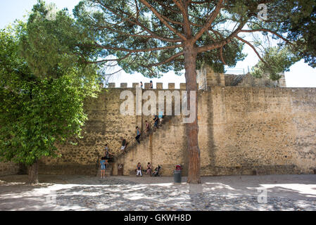 Lisbonne, Portugal - Assis au sommet d'une colline surplombant le centre de Lisbonne, le château São Jorge (ou château de São Jorge ou Saint George Castle) est un château mauresque. Fortifications ont existé sur le site à des milliers d'années, et l'actuelle date de murs distinctif du 14ème siècle. Banque D'Images