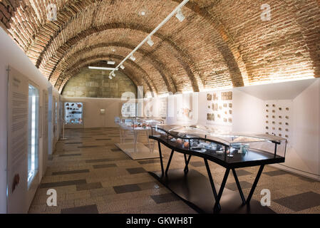 Lisbonne, Portugal - un musée à l'intérieur des murs de Castelo de Sao Jorge affiche les objets récupérés de prospection archéologique sur le site. Assis au sommet d'une colline surplombant le centre de Lisbonne, le château São Jorge (ou château de São Jorge ou Saint George Castle) est un château mauresque. Fortifications ont existé sur le site à des milliers d'années, et l'actuelle date de murs distinctif du 14ème siècle. Banque D'Images