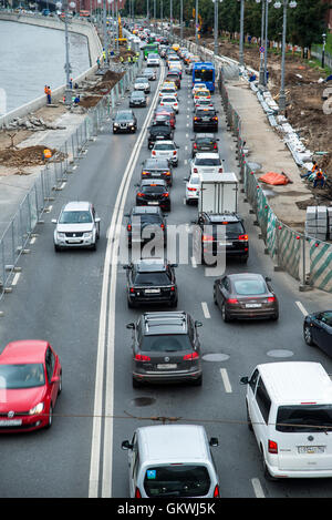 Embouteillage de l'autre côté de la rivière Moscva Banque D'Images