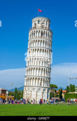 Tourist attendent de voir la tour de Pise sur la Piazza dei Miracoli carré de Pise. La toscane, italie. Banque D'Images