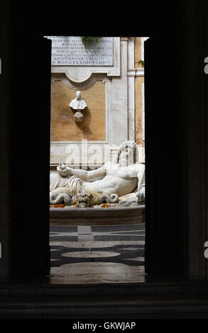 Marforio statue antique et fontaine à l'entrée des musées de Rome capitolin Banque D'Images