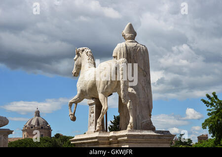 Ancienne statue romaine de Dioskouri contre ciel nuageux, sur la colline du Capitole à Rome Banque D'Images