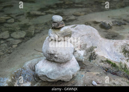 L'équilibrage de la pierre dans le ruisseau de la Blanque, affluent de sals. Mettre dans un tas de pierres le long de la rivière bed.Aude, sud de la France. Banque D'Images