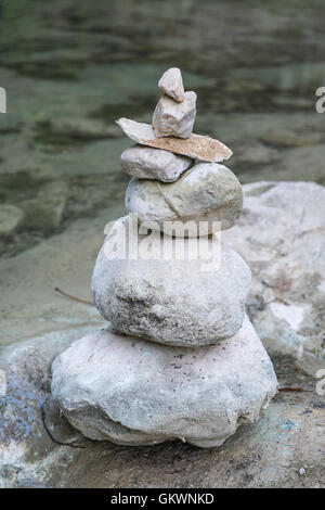 L'équilibrage de la pierre dans le ruisseau de la Blanque, affluent de sals. Mettre dans un tas de pierres le long de la rivière bed.Aude, sud de la France. Banque D'Images