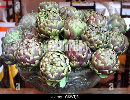 Composition des artichauts frais dans un greengrocery Banque D'Images